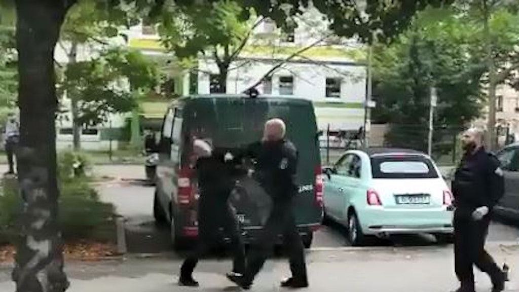Der Polizist schlägt dem schwarz gekleideten Mann mit voller Wucht ins Gesicht. Kurz darauf wird der Mann festgenommen. 