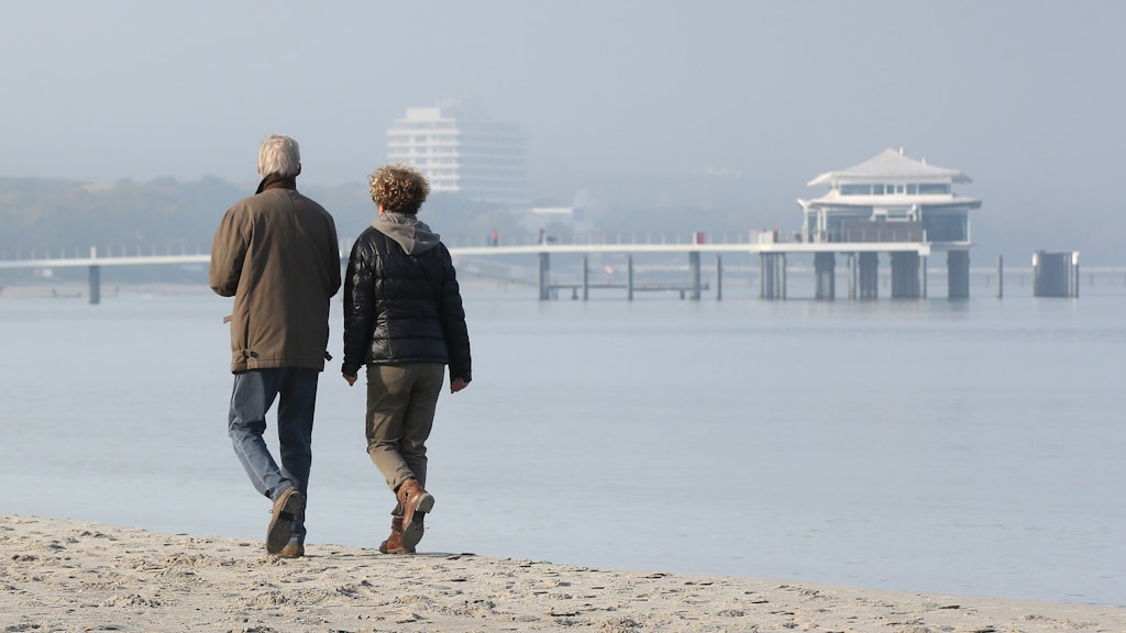Spaziergänger am Timmendorfer Strand. Die Pandemie bringt die Urlaubspläne vieler Deutscher durcheinander.