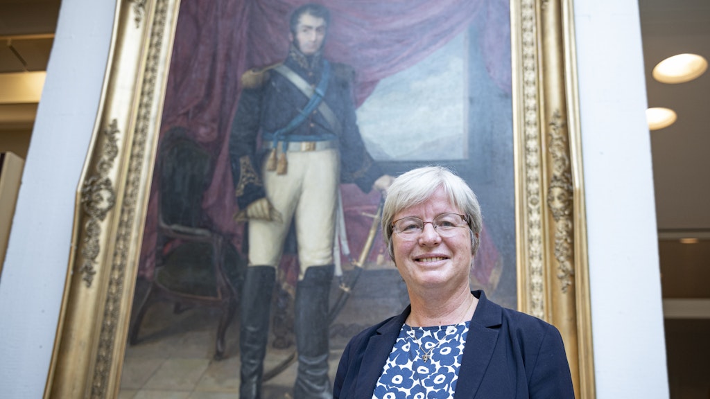 Barbara Göbel, Direktorin des Ibero-Amerikanischen Instituts, vor einem Gemälde des Generals Jose de San Martin. 