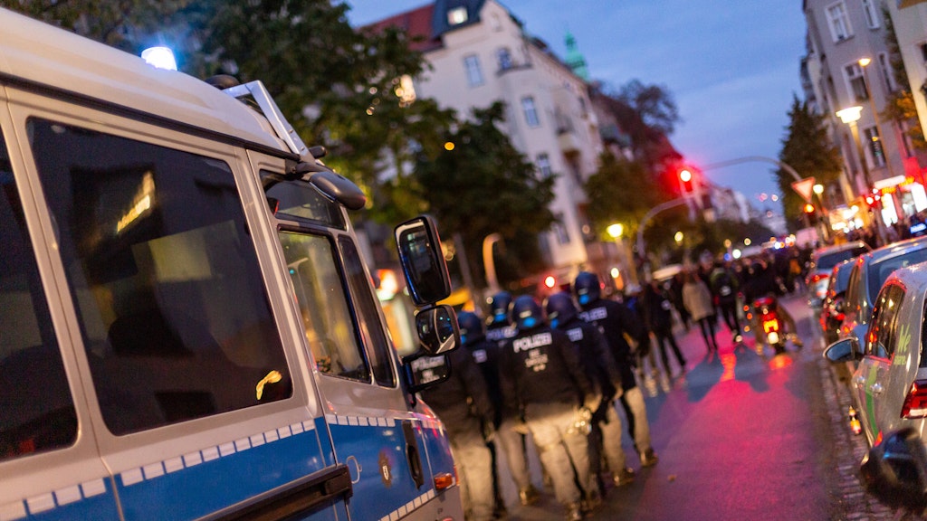 Polizisten begleiten eine Demonstration gegen die geplante Räumung des linksradikalen Symbolpropjektes „Liebig 34.“