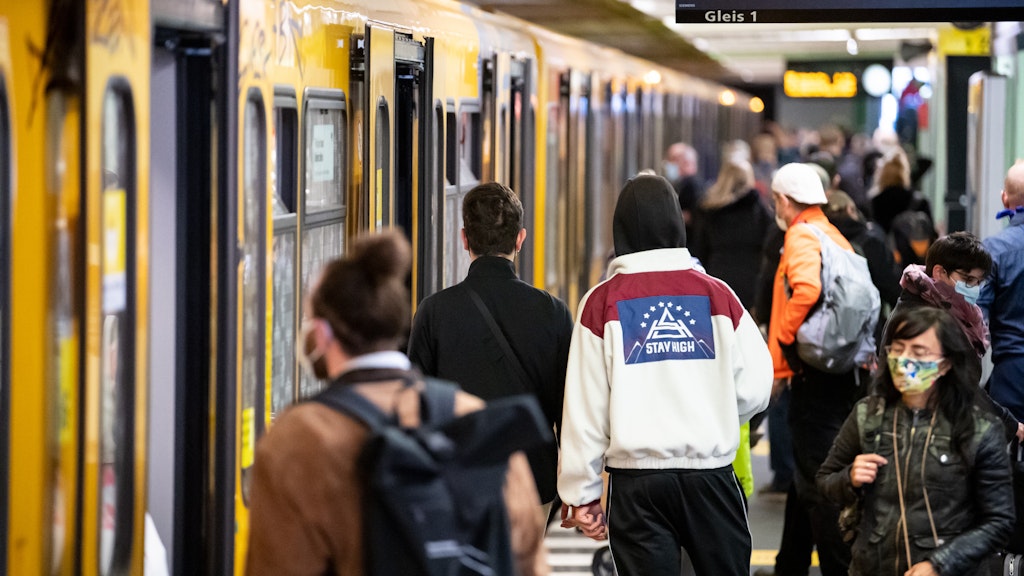 Ein Zug der Linie U6 steht im Bahnhof Französische Straße.
