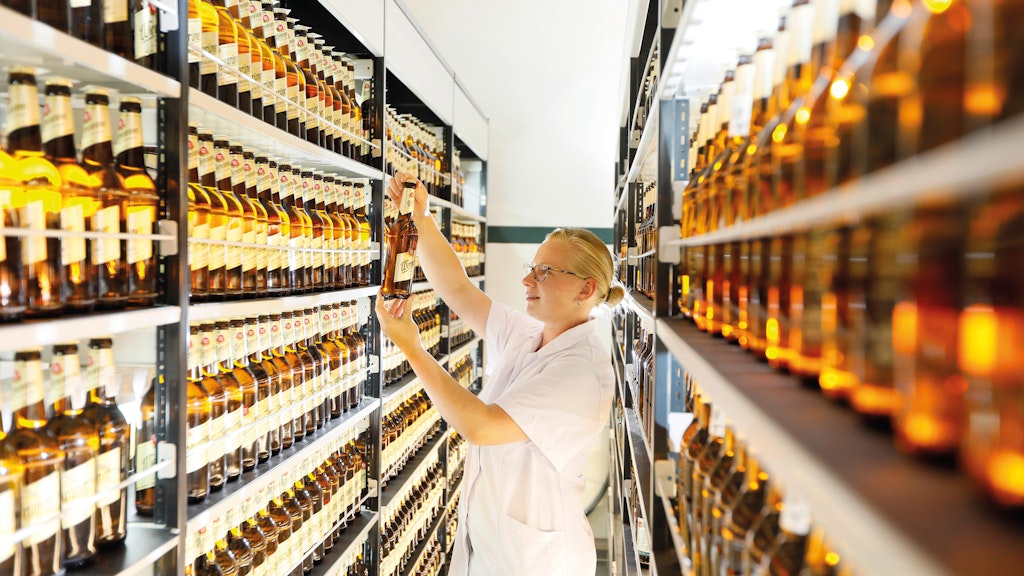 Qualitätskontrolle in der Wernesgrüner Brauerei.