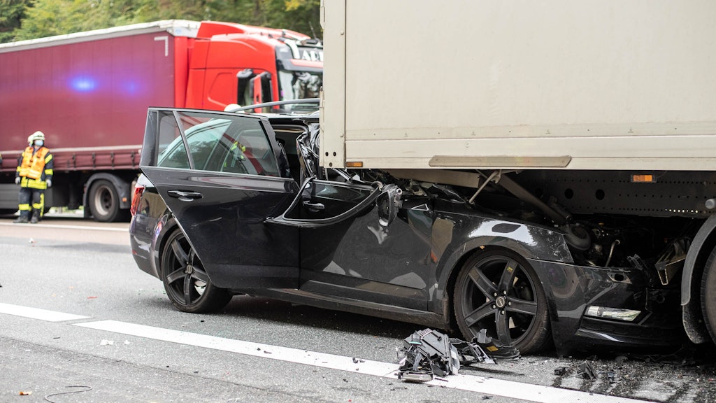 Durch den Protest der Umweltaktivisten bildete sich ein Stau auf der A3. Ein 29-jähriger Fahrer eines Skoda fuhr daraufhin auf einen Lkw auf. 
