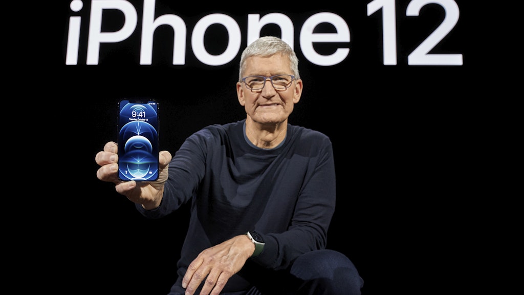 Apple-CEO Tim Cook zeigt das neue iPhone 12.