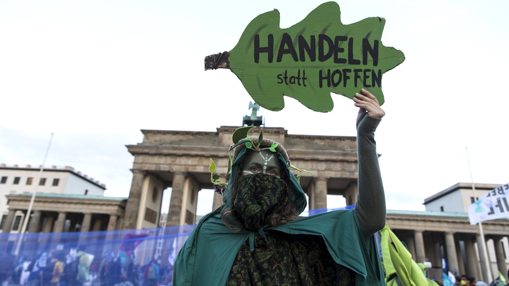 Eine Klimaschutz-Aktivistin am Brandenburger Tor in Berlin.