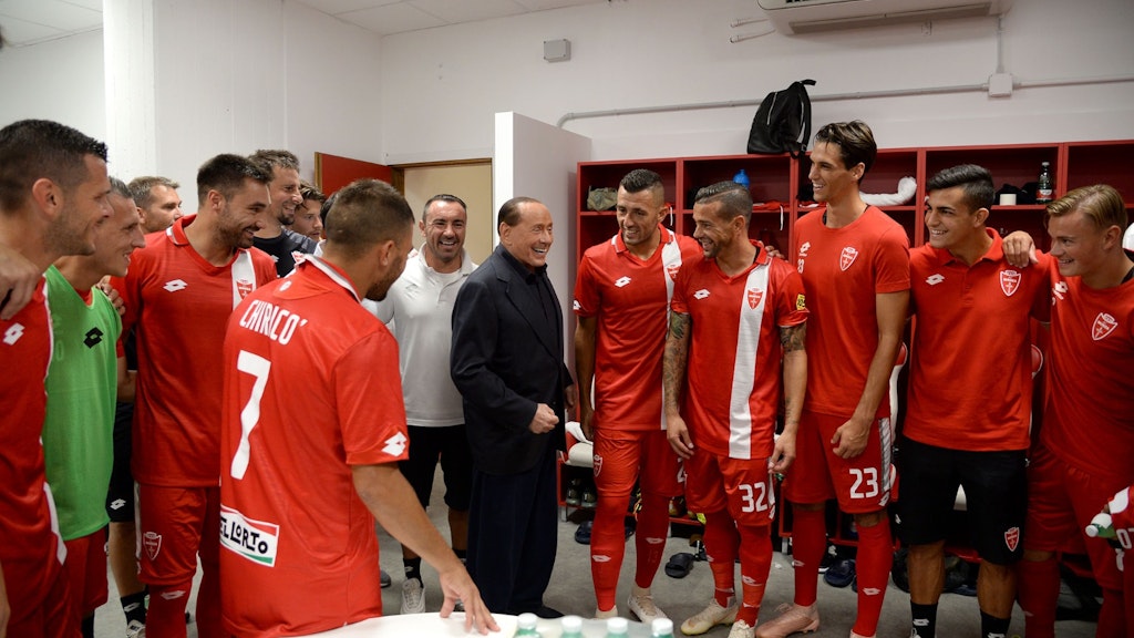 Silvio Berlusconi, umgeben von seinem Team.
