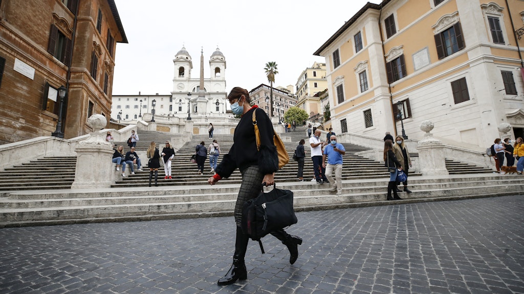 Rom: Menschen mit Mund-Nasen-Schutz auf der Spanischen Treppe. 