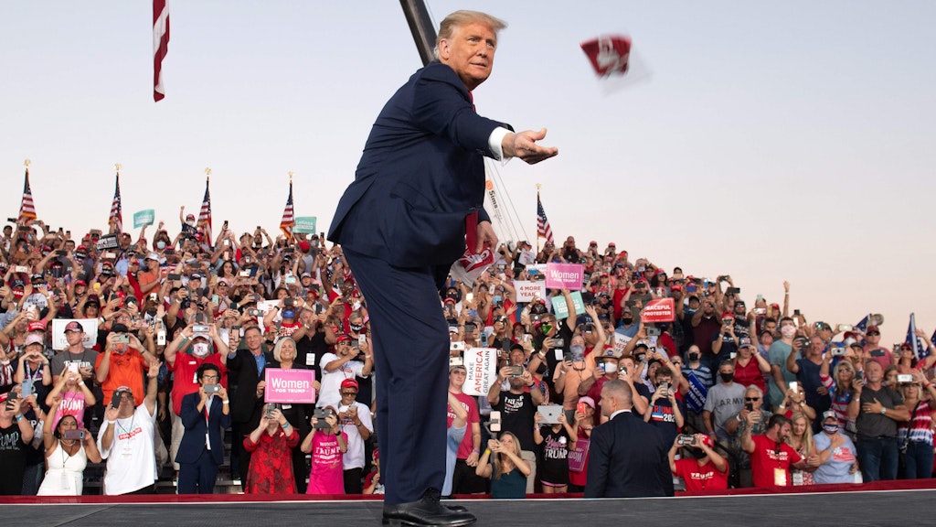 US-Präsident Trump bei einem Wahlkampfauftritt in Sanford, Florida. Er hat eine Covid-19-Erkrankung nach eigener Aussage überstanden. 