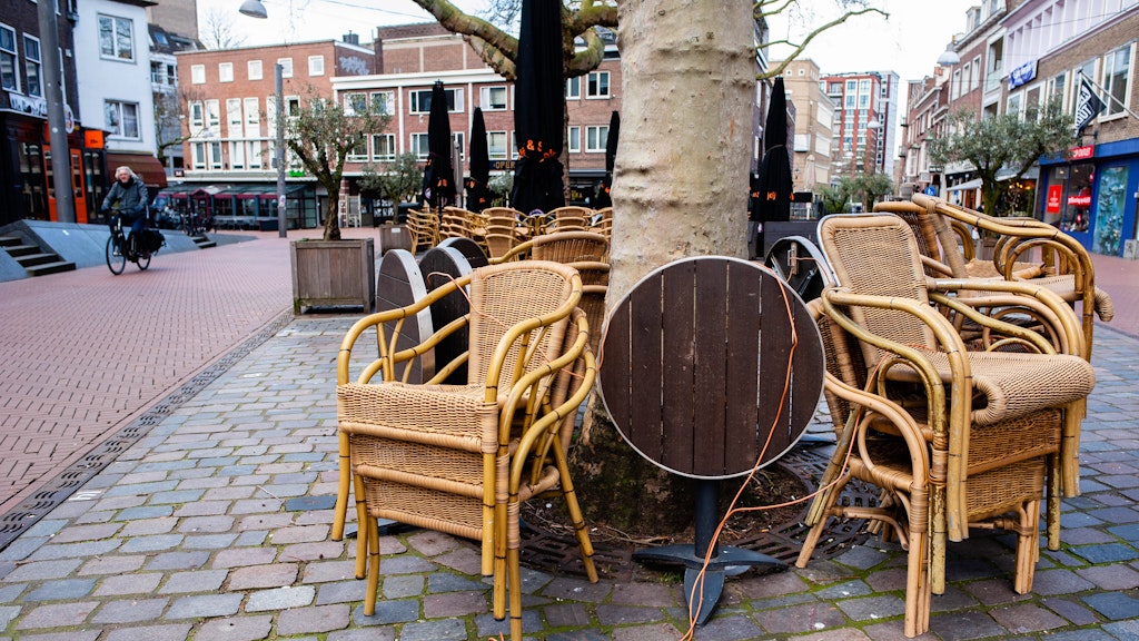 Ein geschlossenes Straßencafé in Nijmegen.