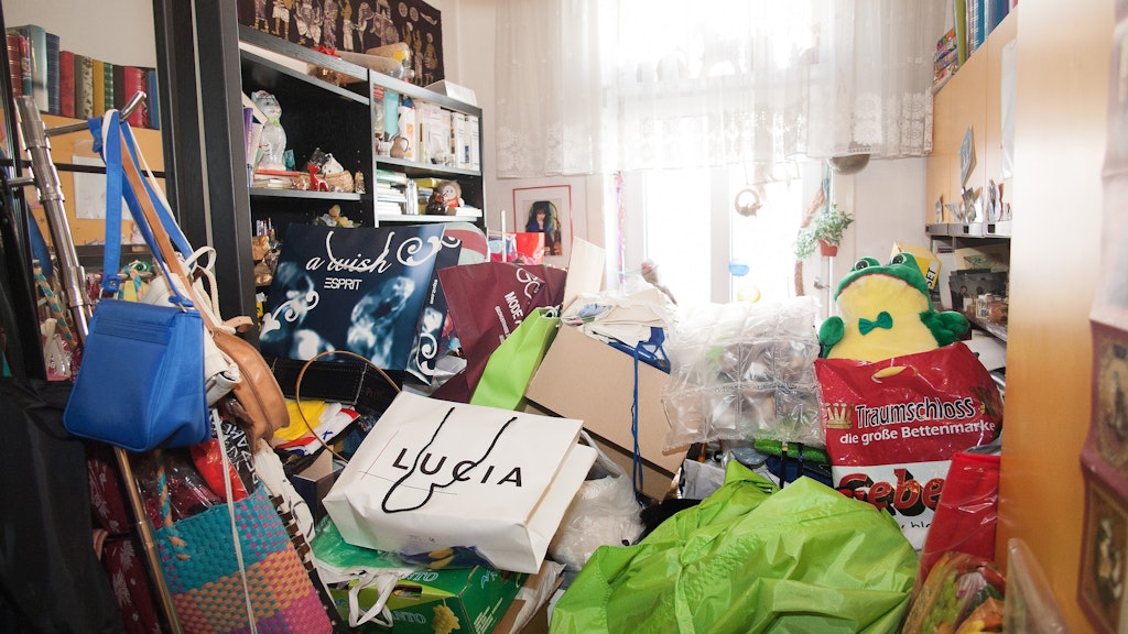Bei Messies stapeln sich die Dinge in der Wohnung - sie können sich von keinen Besitztümern trennen.