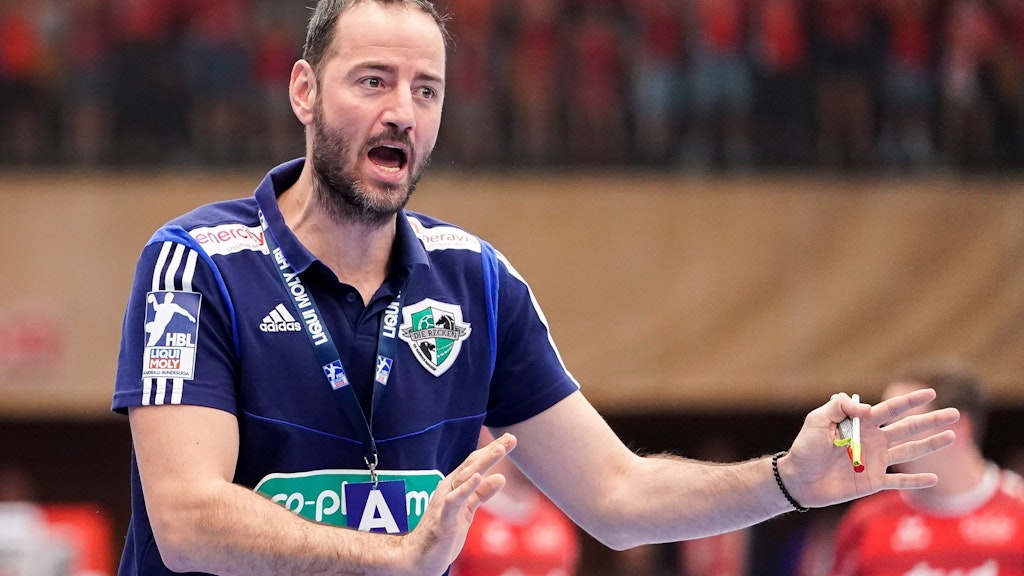 Mit Eifer bei der Sache: Als Co-Trainer der TSV Hannover-Burgdorf kehrt Iker Romero am Donnerstag nach Berlin zurück.