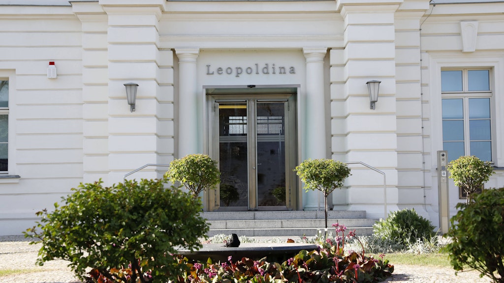 Die Forschungsgemeinschaft Leopoldina ist ein wichtiger Berater der Bundesregierung und macht konkrete Vorschläge für Maßnahmen während der Corona-Krise. 