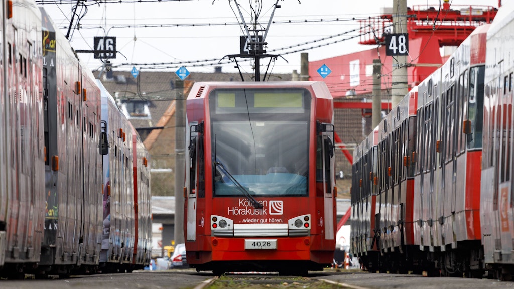 In Köln sprang ein Mann aus einer fahrenden Straßenbahn, um seinen Hund zu retten. Der Mann wurde dabei schwer verletzt.