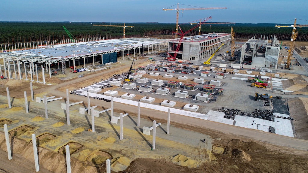 Grünheide: Blick über die Baustelle der Tesla Gigafactory.