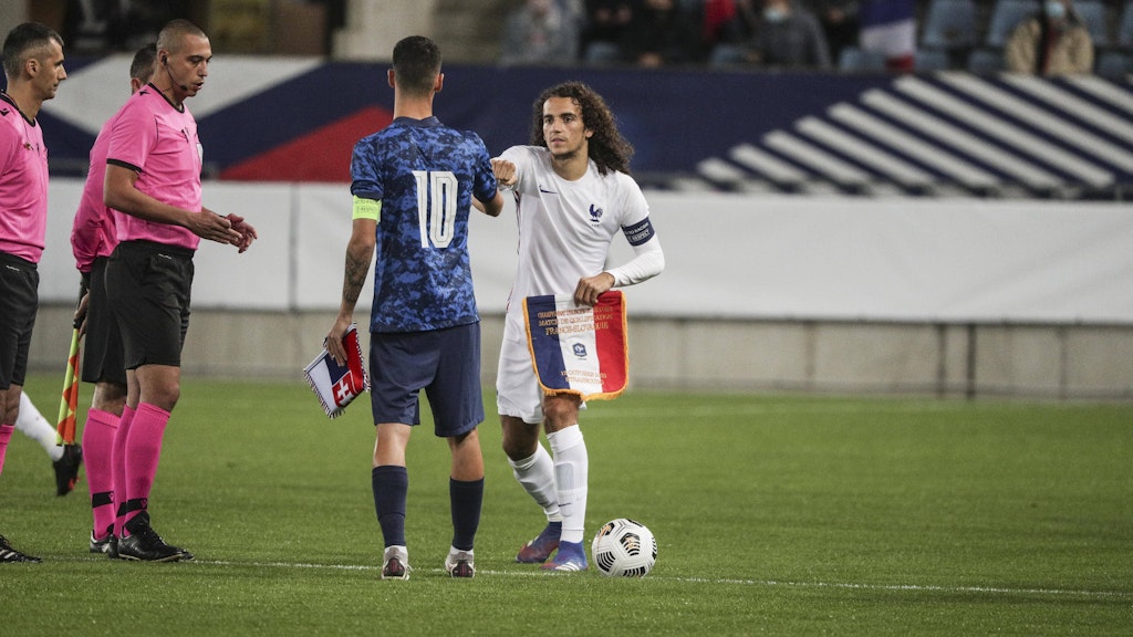 Frankreichs U21-Kapitän Matteo Guendouzi beim Anpfiff des Spiels gegen die Slowakei. Bei der Reise nach Frankreich muss er sich angesteckt haben