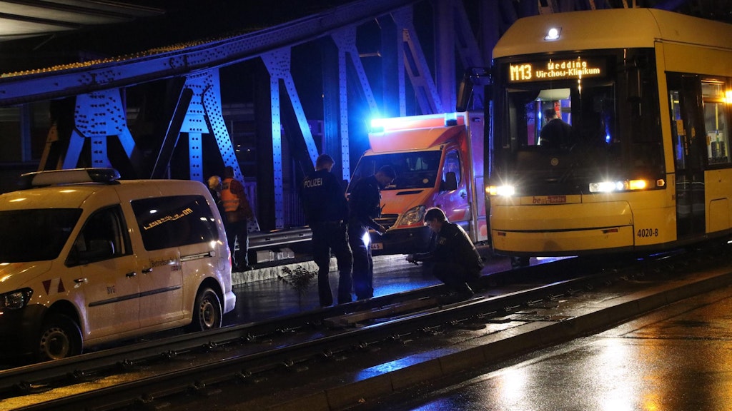 Einsatzkräfte von Polizei und Feuerwehr in der Nacht zu Donnerstag am Einsatzort auf der Bösebrücke.