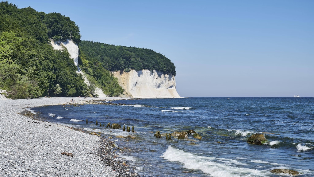 Die Kreidefelsen mit dem Königsstuhl sind ein Wahrzeichen der Insel Rügen und des Landes des Landes Mecklenburg-Vorpommern.