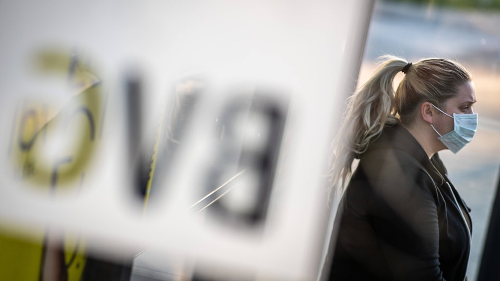 Diese Frau verhält sich korrekt: ein Fahrgast der Berliner Verkehrsbetriebe (BVG).