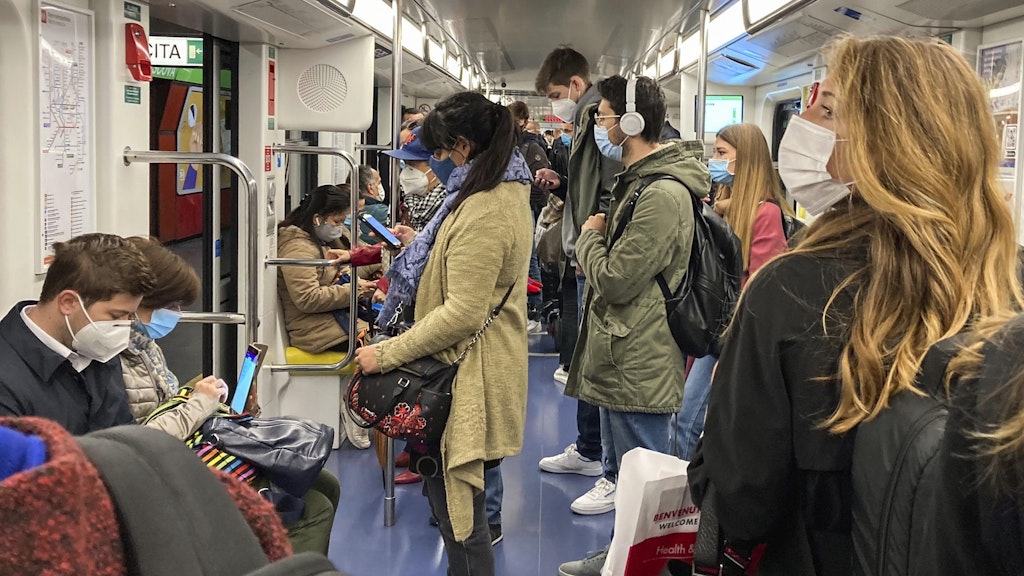 Mailand: Passagiere tragen während einer Fahrt mit der U-Bahn einen Mund-Nasen-Schutz.