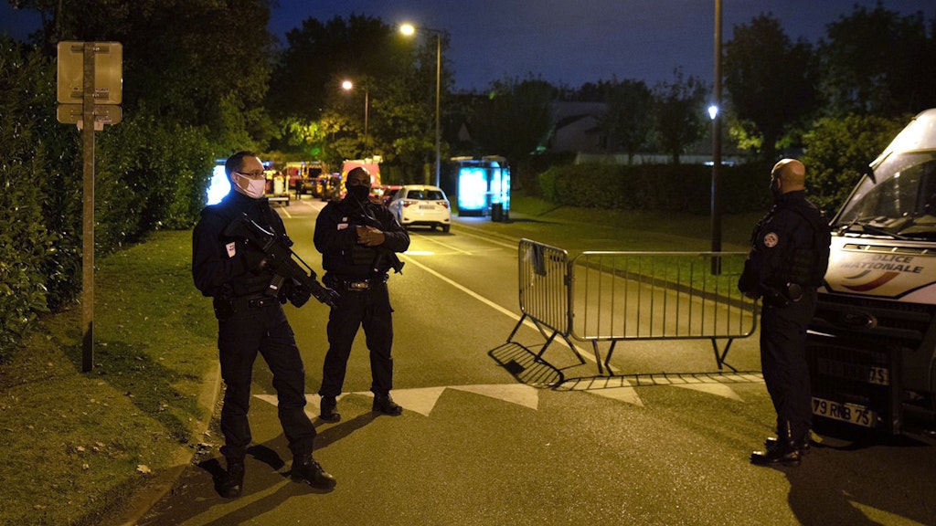 Französische Polizisten riegeln den Tatort ab.