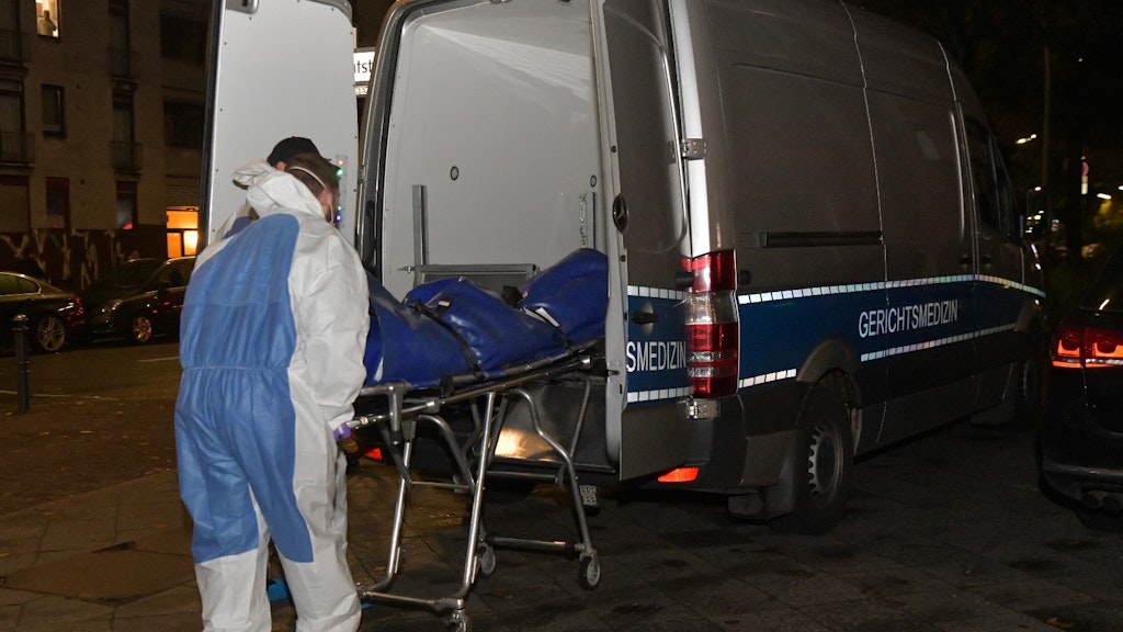 Der Leichnam der in einer Wohnung in der Wollankstraße gefundenen Frau wird abtransportiert.