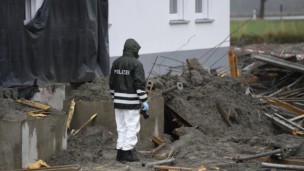 Ein Polizist untersucht die Baustelle, auf der vier Männer ums Leben kamen. 