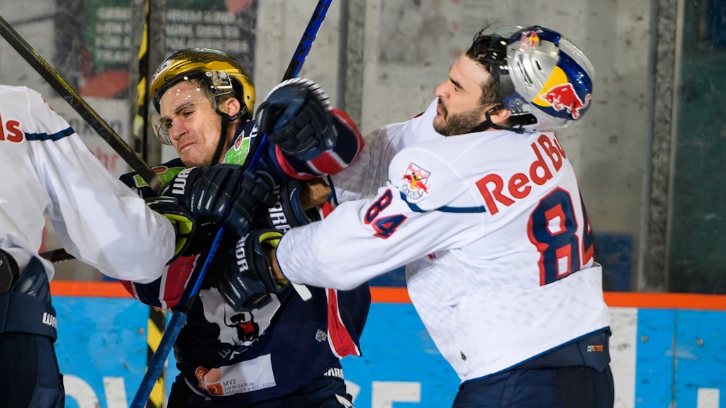 Eisbär Ryan McKiernan und Münchens Trevor Parkes schenken sich beim Test im Wellblechpalast nichts. 