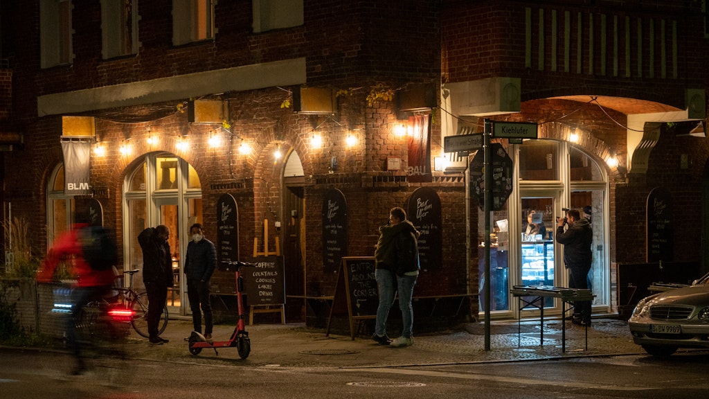 Die „Bar am Ufer“ in Neukölln ist nach der Sperrstunde noch geöffnet. Sie gehört zu den elf Bars und Restaurants, in der nach einem Beschluss des Verwaltungsgerichts auch nach 23 Uhr noch Gäste bewirtet werden dürfen. 