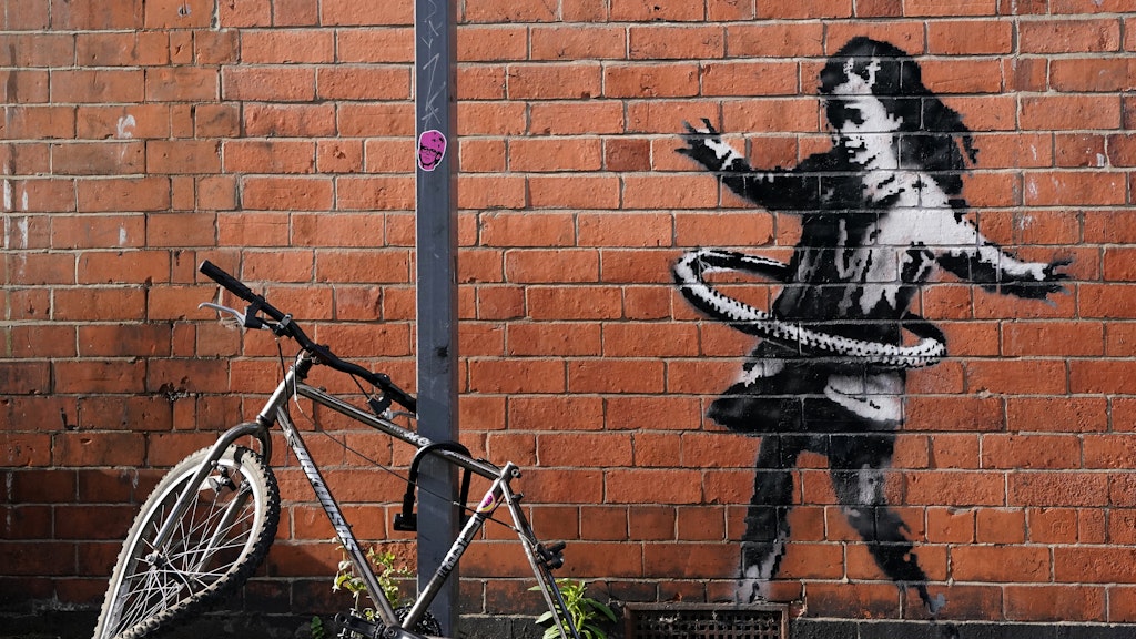 Nottingham: Das neueste Street-Art-Werk des britischen Künstlers Banksy auf einer Backsteinfassade in der Rothesay Avenue zeigt ein Mädchen, das mit einem Hula-Hoop-Reifen spielt.