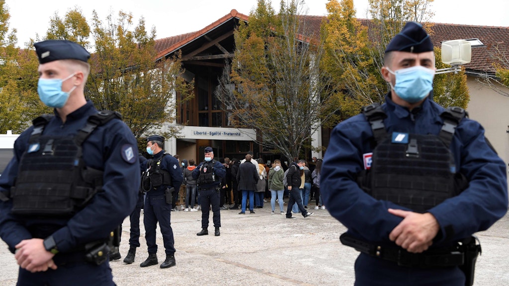 Polizisten stehen vor der Schule in Conflans-Saint-Honorine. In der Nähe wurde am Freitagabend ein Lehrer bei einem Anschlag getötet.