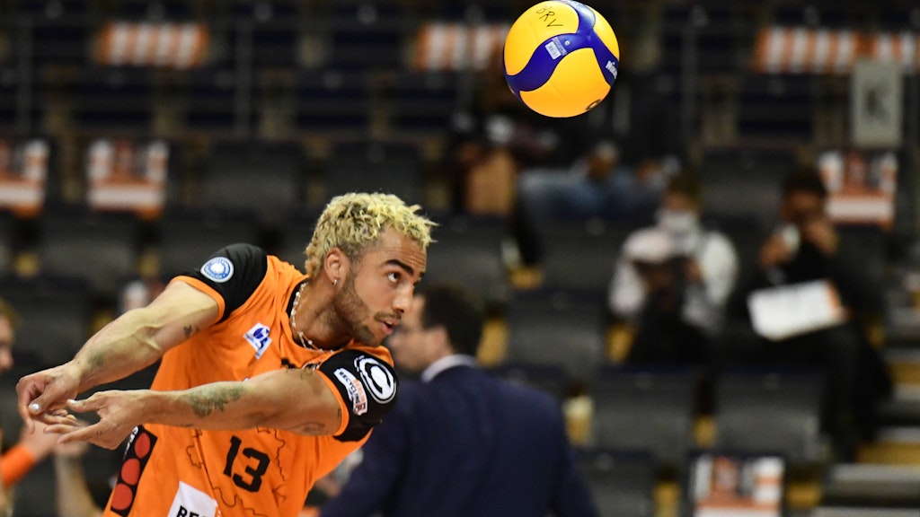 Benjamin Patch von den BR Volleys bei der Ballannahme.