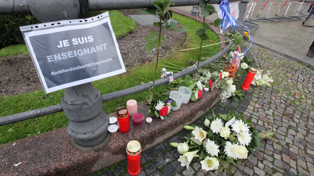 Vor der Französischen Botschaft wurden Blumen niedergelegt.