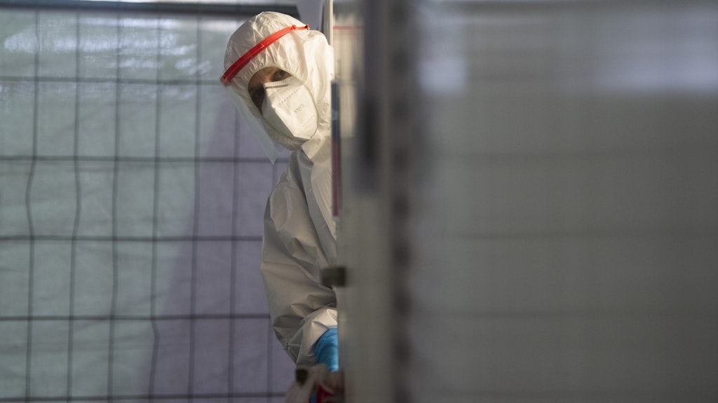 Ein Helfer der Johanniter wartet im Corona Testzentrum am Flughafen Hannover auf den nächsten Patienten. 