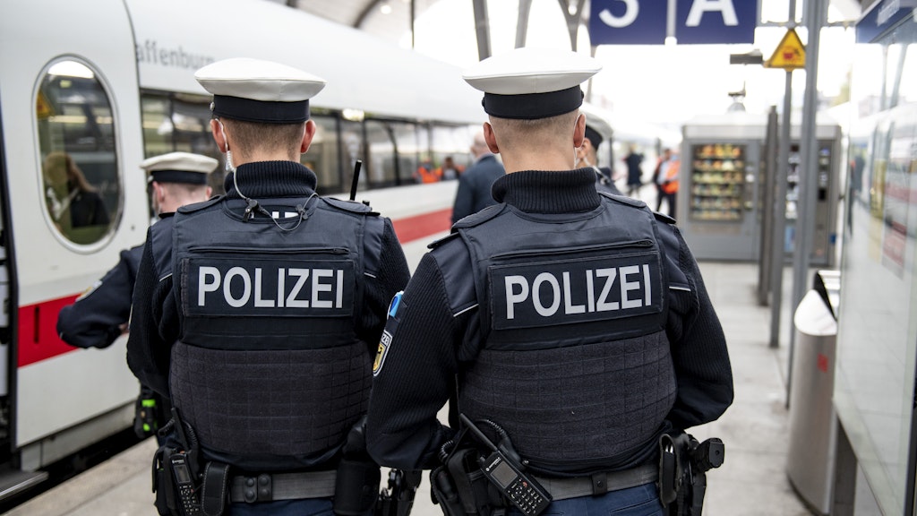 Bundespolizisten kontrollieren die Maskenpflicht in Zügen der Deutschen Bahn.
