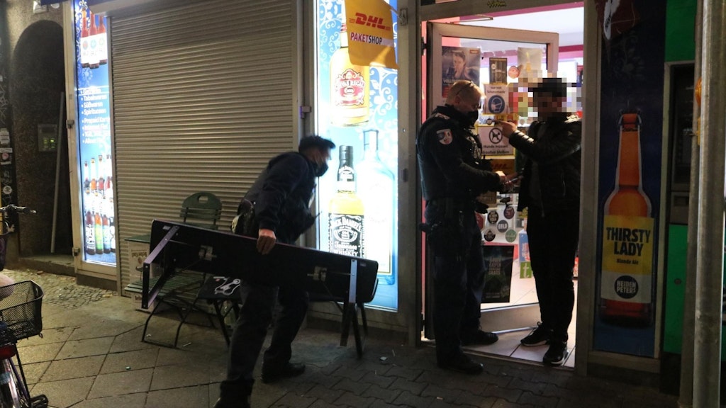 Ein Spätibetreiber in der Hermannstraße wird aufgefordert, seine Sitzgelegenheiten reinzustellen.