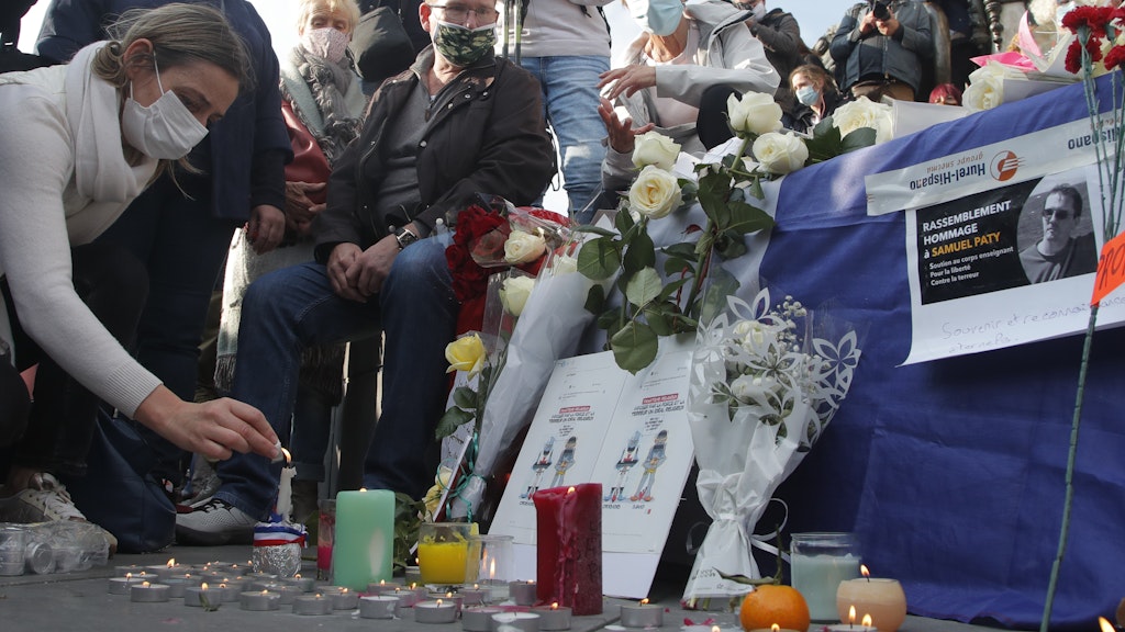 Demonstranten versammeln sich auf der Place de la République und zünden Kerzen an.