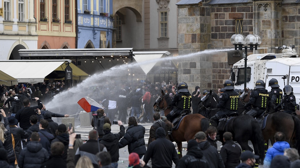 Prag: Polizisten setzten Wasserwerfer gegen Demonstranten ein. 