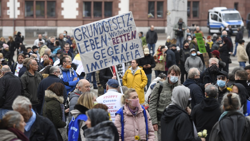Anhänger der „Querdenken-231“- Organisation protestieren in Dortmunds Innenstadt gegen die Corona-Politik der Bundesregierung. 