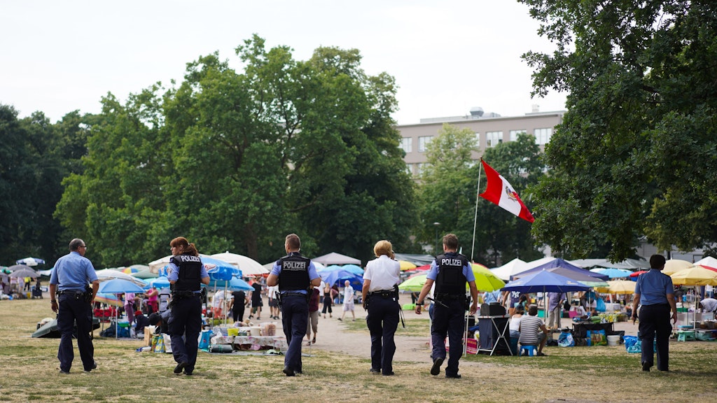 Polizisten gehen über den bisherigen, provisorisch errichteten „Thaipark“.