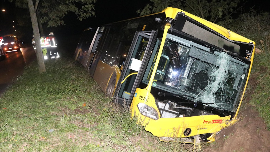 Der Bus der Linie 154 landete im Straßengraben.