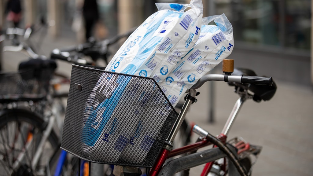 Toilettenpapier im Fahrradkorb (Symbolbild).