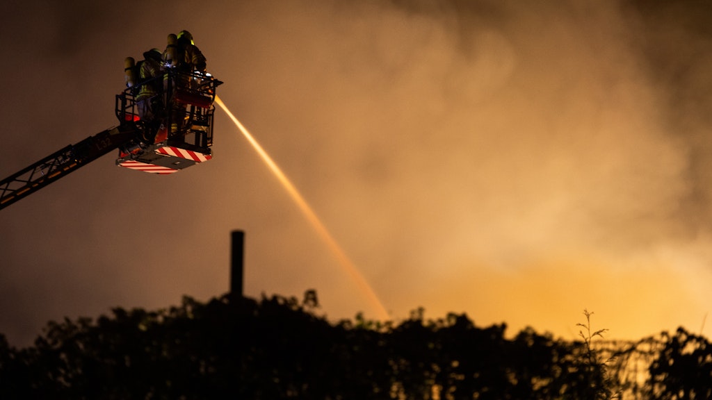 Montagmorgen in der Badstraße: Mehr als hundert Einsatzkräfte sind vor Ort, um einen Großbrand zu löschen.
