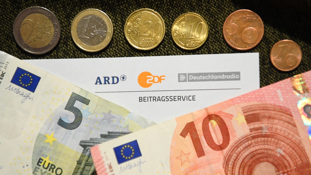 Bisher zahlten Haushalte in Deutschland einen Rundfunkbeitrag von 17,50 Euro monatlich. Dies soll zum 1. Januar 2021 auf 18,36 Euro erhöht werden. 