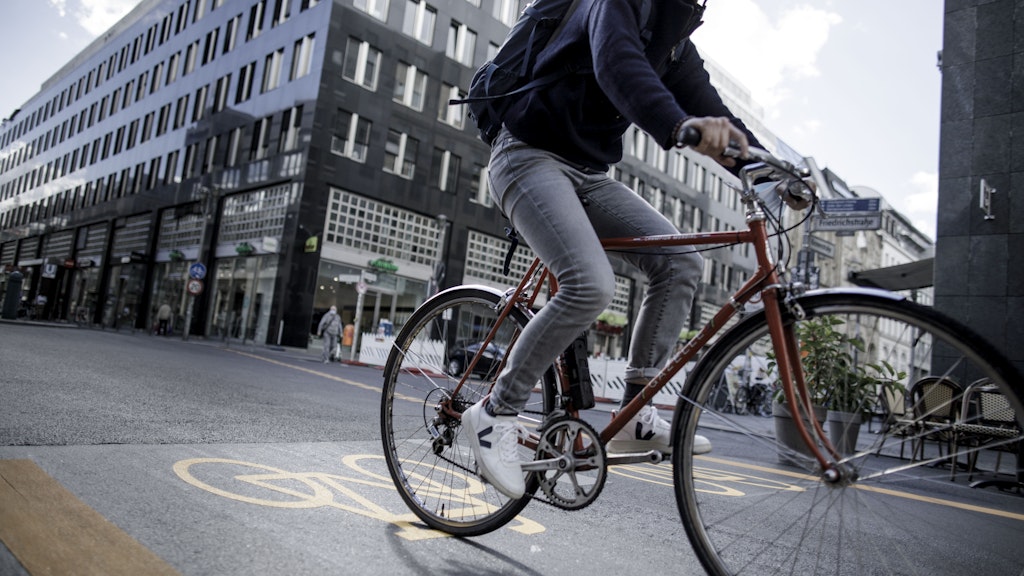 Ein Fahrradfahrer fährt durch die Berliner Friedrichstraße.<br>