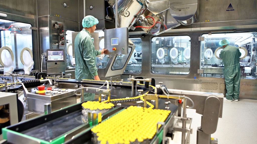 IDT-Biologika-Mitarbeiter bei der Produktion in Dessau-Roßlau.