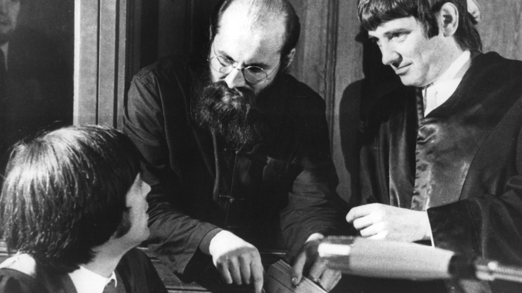 Auf diesem Archivbild von 1973 spricht Horst Mahler (M.) mit seinen damaligen Anwälten Hans-Christian Ströbele (li.) und Otto Schily. 