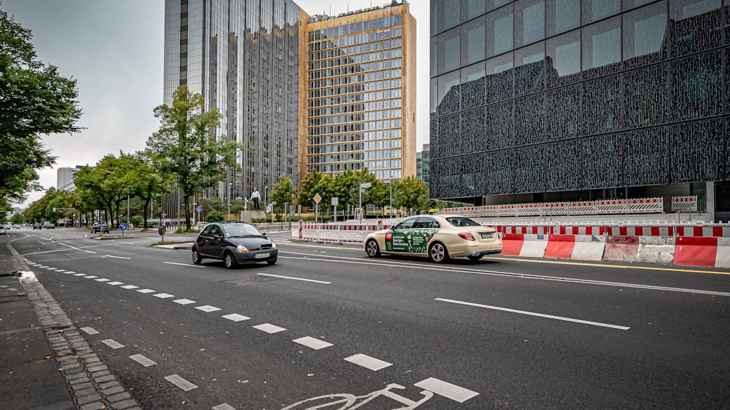 Das Axel-Springer-Verlagshaus (l.) und der Axel-Springer-Neubau von Rem Koolhaas (r.) in Berlin.