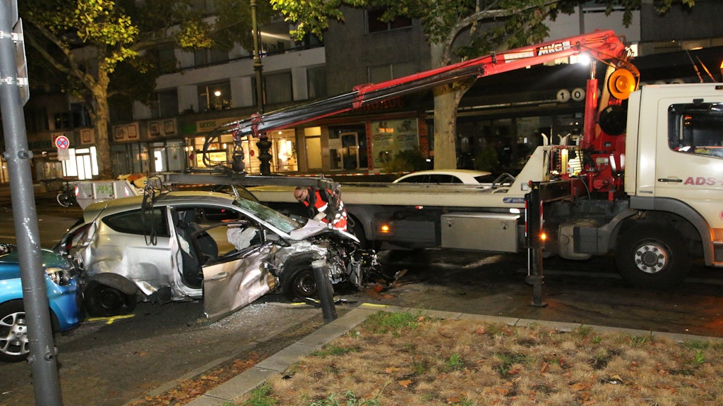 Der Kleinwagen, in dem die beiden Frauen saßen, wird nach dem Unfall abtransportiert.
