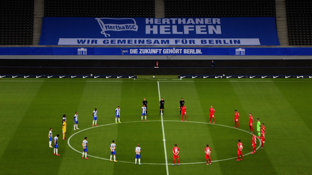 Beide Mannschaften vor dem Spiel Ende Mai.