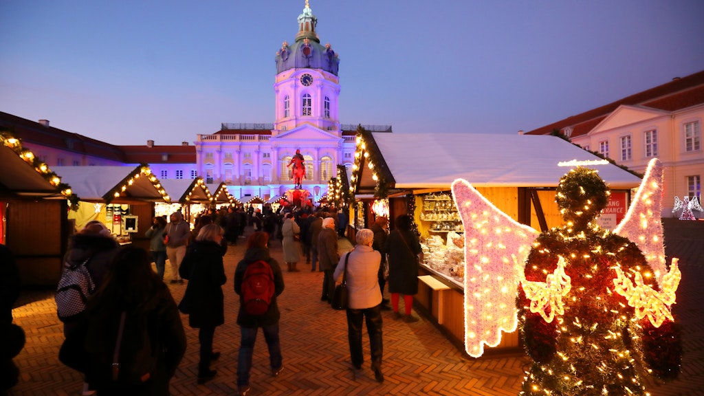 Der Weihnachtsmarkt am Schloss Charlottenburg eröffnet am 23. November.